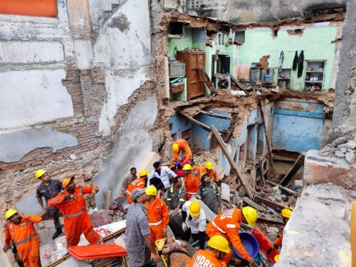 Two houses collapsed near Kashi Vishwanath temple...1 dead: Victim said-applications for repair of dilapidated houses were not approved; PM spoke to the commissioner