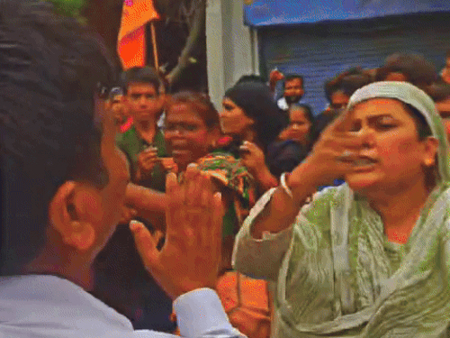 Clashes took place between women in front of police, officers had gone to remove illegal encroachment