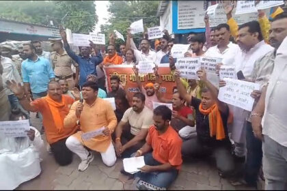 Protest against atrocities on Hindus in Bangladesh: All India Hindu Mahasabha officials in Lucknow said – Hindus should get security