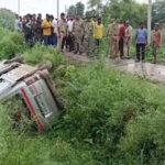 Road Accident In Jhansi School Van Full Of Children Fell Into Canal Villagers Rescued Children