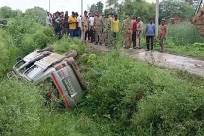 Road Accident In Jhansi School Van Full Of Children Fell Into Canal Villagers Rescued Children