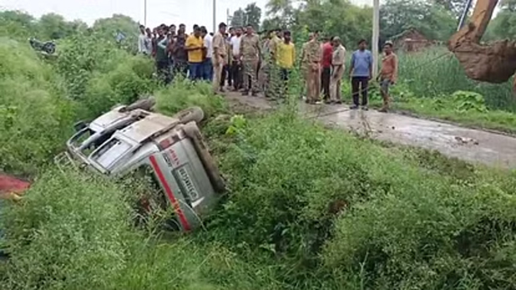 Road Accident In Jhansi School Van Full Of Children Fell Into Canal Villagers Rescued Children