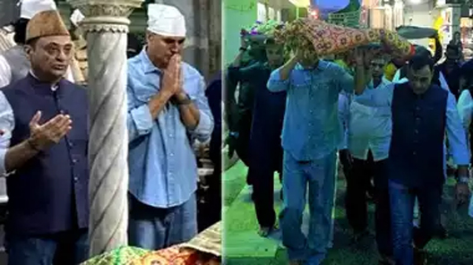 Akshay Kumar offered a chaadar at Haji Ali Dargah, prayed, donated 1 crore 21 lakh rupees, then fans said