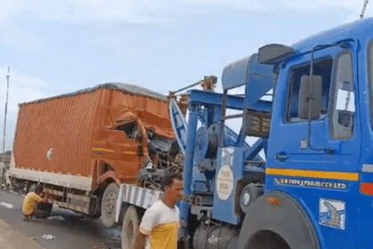 Another speeding truck rammed into a truck parked on the highway from behind, 4 people died in a horrific road accident