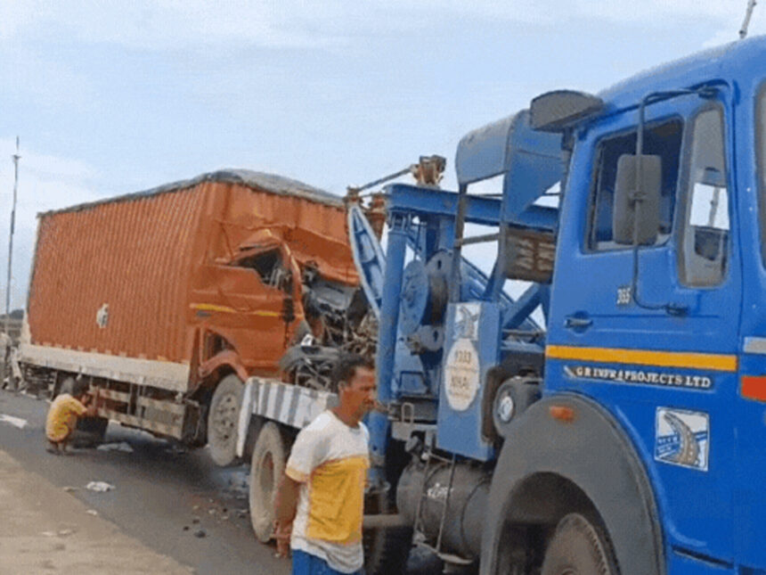 Another speeding truck rammed into a truck parked on the highway from behind, 4 people died in a horrific road accident