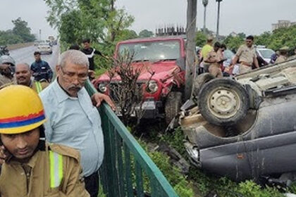 A van full of children overturned on Shaheed Path in Lucknow, 6 children injured, 1 in critical condition