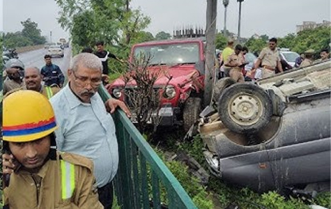 A van full of children overturned on Shaheed Path in Lucknow, 6 children injured, 1 in critical condition