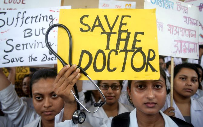 Doctors Protest Kolkata Murder with Black Bands