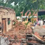 The roof of the house collapsed due to rain in Etah, grandmother and three children died, two injured