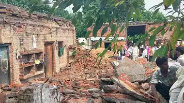 The roof of the house collapsed due to rain in Etah, grandmother and three children died, two injured