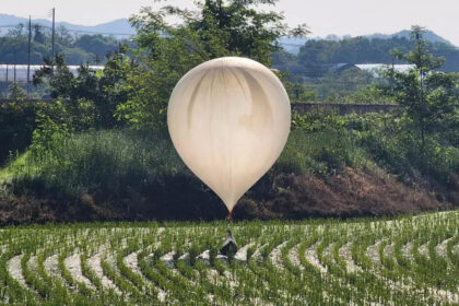 North Korea once again carried out a garbage attack, sending 240 balloons filled with garbage to South Korea