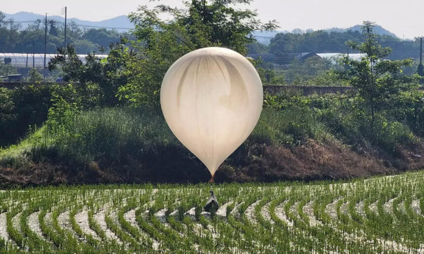 North Korea once again carried out a garbage attack, sending 240 balloons filled with garbage to South Korea