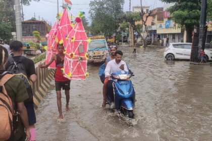 Kanwariyas forced to pass through dirty water