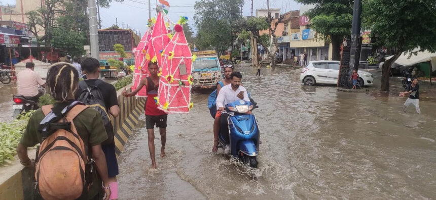 Kanwariyas forced to pass through dirty water