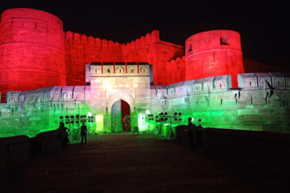 Agra's historic buildings lit up with the light of the tricolor, people were mesmerized seeing the amazing sight