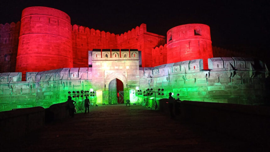 Agra's historic buildings lit up with the light of the tricolor, people were mesmerized seeing the amazing sight