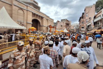 Ruckus outside Gyanvapi, boycott of namaz: Namazis got angry for not removing the gate, quarreled with police, Mufti gave 7-day ultimatum