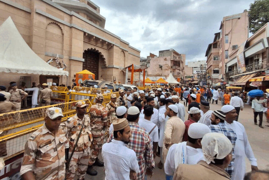 Ruckus outside Gyanvapi, boycott of namaz: Namazis got angry for not removing the gate, quarreled with police, Mufti gave 7-day ultimatum