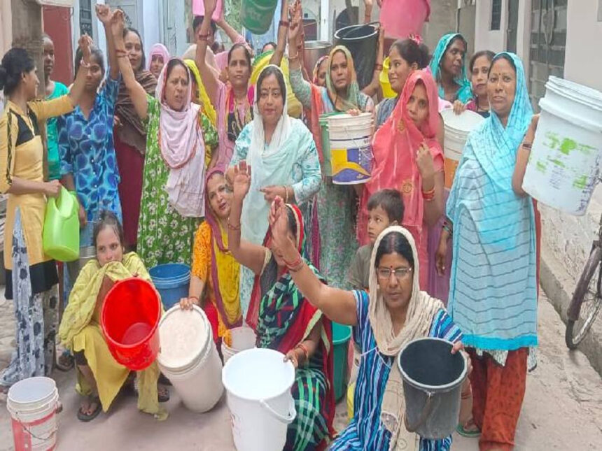 Women took to the streets for water: Aligarh