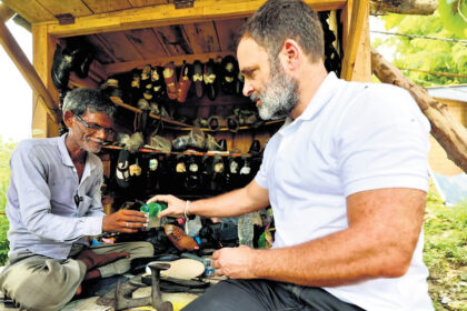 Congress shared the photo of cobbler of Sultanpur: wrote- freedom of respect and self-respect; Ramchait said- Rahul Bhaiya has blessed us