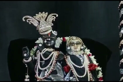 Thakur Dwarkadhish was seated amidst the dark clouds, the devotees were overwhelmed after getting the darshan of the deity