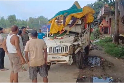 In Kaushambi, a pickup truck full of devotees collided with a parked container, 3 people including a woman died, 17 injured