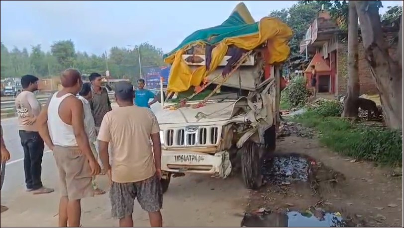 In Kaushambi, a pickup truck full of devotees collided with a parked container, 3 people including a woman died, 17 injured