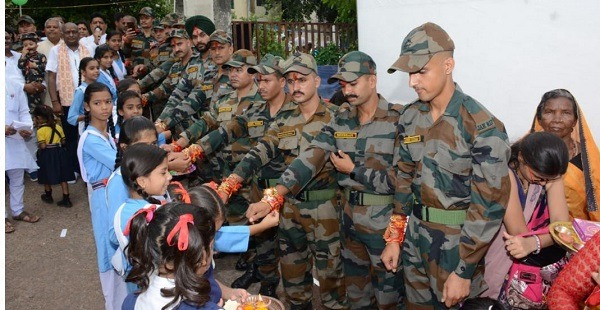 300 daughters of Mathura will tie Raksha Sutra to the soldiers deployed on the border, school girls are making preparations with love