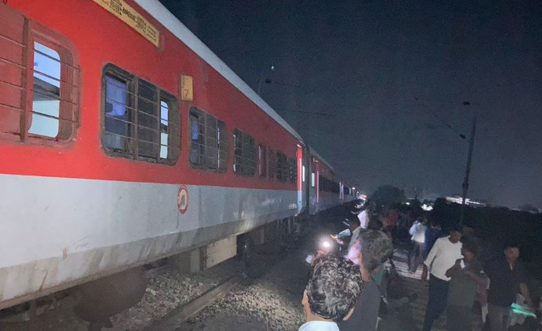 22 coaches of Sabarmati Express derailed in Kanpur, passengers screamed and cried