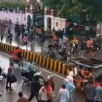 Stone pelting and firing between students and flower traders in Kashi: Stones scattered on the road for 500 meters, guard's head cracked; FIR against 10