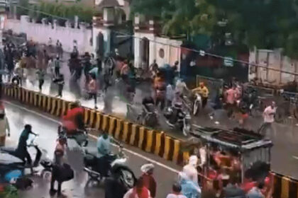 Stone pelting and firing between students and flower traders in Kashi: Stones scattered on the road for 500 meters, guard's head cracked; FIR against 10