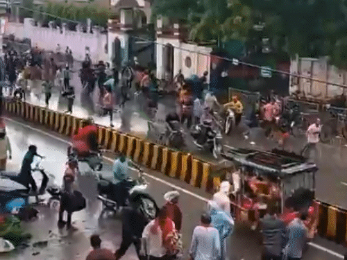 Stone pelting and firing between students and flower traders in Kashi: Stones scattered on the road for 500 meters, guard's head cracked; FIR against 10