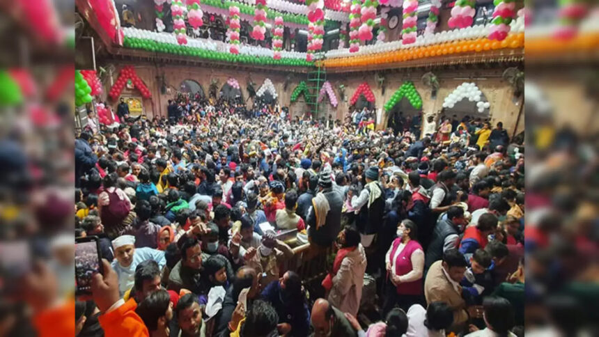 Huge crowd gathered at Banke Bihari temple, a Mumbai based devotee died due to 'suffocation'