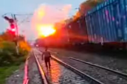 Fire broke out due to a tree falling on the railway track in Basti, train accident averted due to the driver's presence of mind