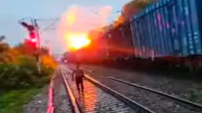 Fire broke out due to a tree falling on the railway track in Basti, train accident averted due to the driver's presence of mind