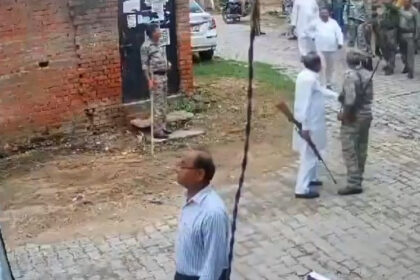 The SP leader chased the municipal corporation team with a rifle in his hand