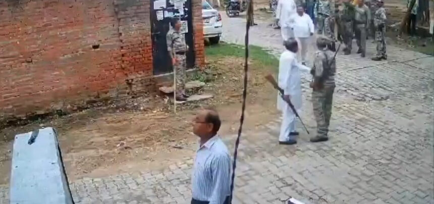 The SP leader chased the municipal corporation team with a rifle in his hand