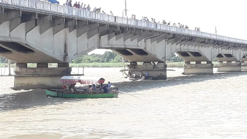 Tragic accident in Ayodhya, boat capsized in Saryu river, 9 tourists drowned