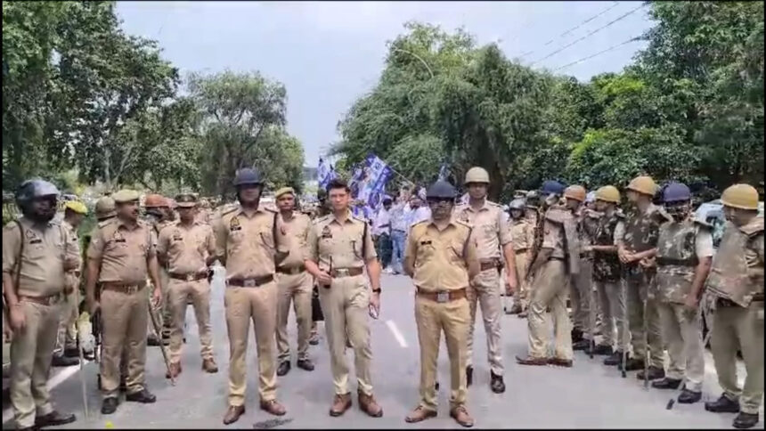 In view of Bharat Bandh, heavy police force has been deployed in every nook and corner of Noida