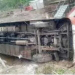 A private bus overturned in Pilibhit, causing a lot of commotion, about 50 passengers injured