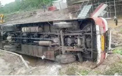 A private bus overturned in Pilibhit, causing a lot of commotion, about 50 passengers injured