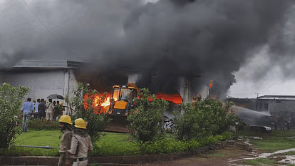 Fire broke out in a factory due to chemical blast in Durg, seven fire engines reached the spot