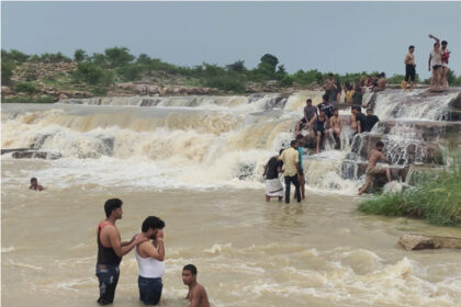 PLACES TO VISIT IN MIRZAPUR, WATERFALL MIRZAPUR, WATERFALL MIRZAPUR TOURIST PLACES, मिर्जापुर वाटरफॉल, MIRZAPUR WATERFALL, MIRZAPUR UTTAR PRADESH AFTER RAIN, NATURAL WATERFALLS OF MIRZAPUR BECAME CROWDED WITH TOURISTS