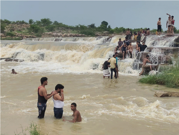 PLACES TO VISIT IN MIRZAPUR, WATERFALL MIRZAPUR, WATERFALL MIRZAPUR TOURIST PLACES, मिर्जापुर वाटरफॉल, MIRZAPUR WATERFALL, MIRZAPUR UTTAR PRADESH AFTER RAIN, NATURAL WATERFALLS OF MIRZAPUR BECAME CROWDED WITH TOURISTS