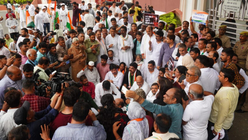 Case filed against Mohanlalganj MP RK Chaudhary: Case filed against Congress state president Ajay Rai as well, action taken in Lucknow protest case