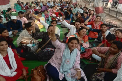 Contract NHM workers staged a sit-in outside the CS office over their demands