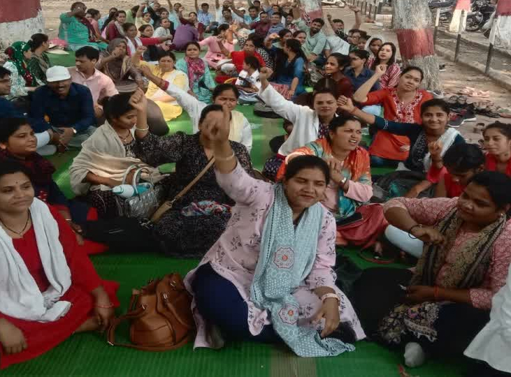 Contract NHM workers staged a sit-in outside the CS office over their demands