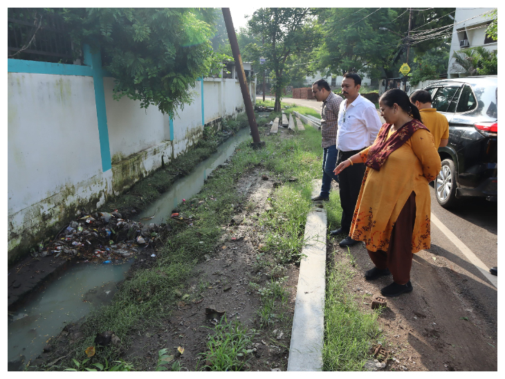 Mayor's anger burst after seeing the filth in Lucknow: Sushma Kharkwal said to the officials- I will drown you in this drain