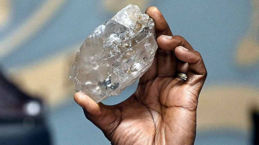 The world's second largest diamond has been found, weighing 2492 carats