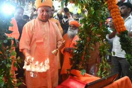 CM Yogi performed special prayers on Janmashtami, rocked Laddu Gopal in the cradle